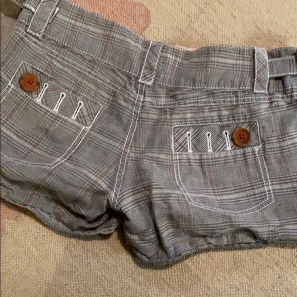 (24) Plaid Guess Shorts - Picture 5 of 7
